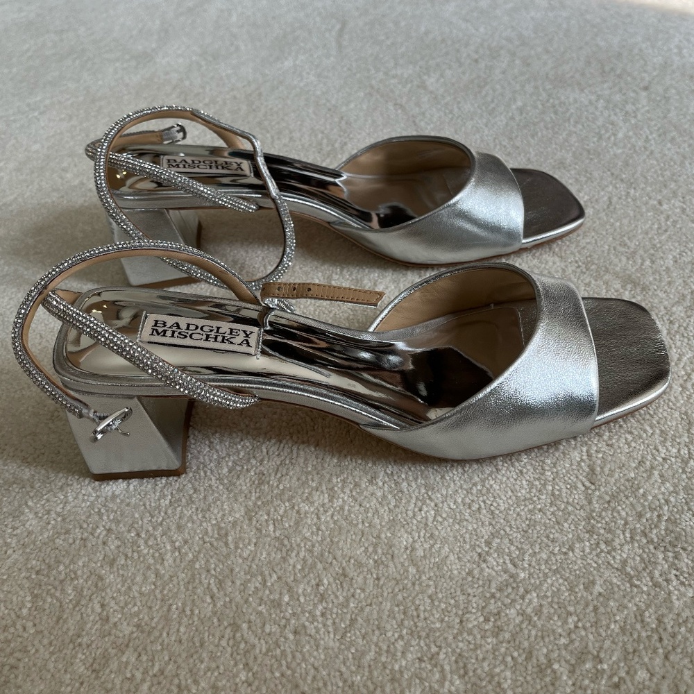 Badgley Mischka Silver Infinity II Leather Block Heel Sandals - Size 8-1/2M - Picture 2 of 16